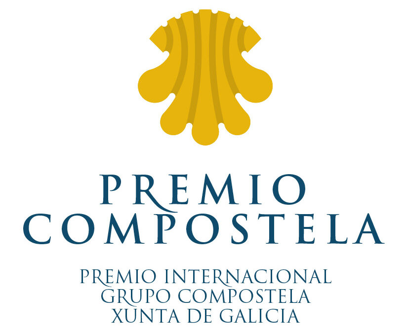 El logotipo del Premio Internacional Grupo Compostela-Xunta de Galicia está encabezado por una concha dorada. Bajo ella, se muestra el nombre abreviado de Premio Compostela y el nombre completo del galardón en letras de color azul inmediatamente después.