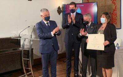 The executive secretary of the CGU María Teresa Carballeira formalises her incorporation to the Academia Xacobea