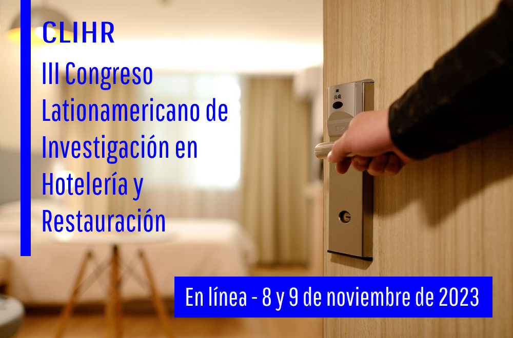 A la derecha de la fotografía observamos una mano que abre la puerta de una habitación de hotel. Dentro de ella hay una mesa, una cama y un gran ventanal con cortinas. Sobre esta imagen hay un texto que referencia el III Congreso Latinoamericano de Investigación en Hotelería y Restauración en letras azules. Dentro de un recuadro azul, figura también la información de que el evento será en línea del 8 al 9 de noviembre de 2023.